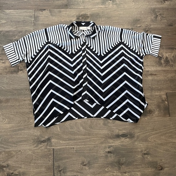 EUC Chicos Sheer Black and White Abstract Stripe Top - Picture 1 of 3